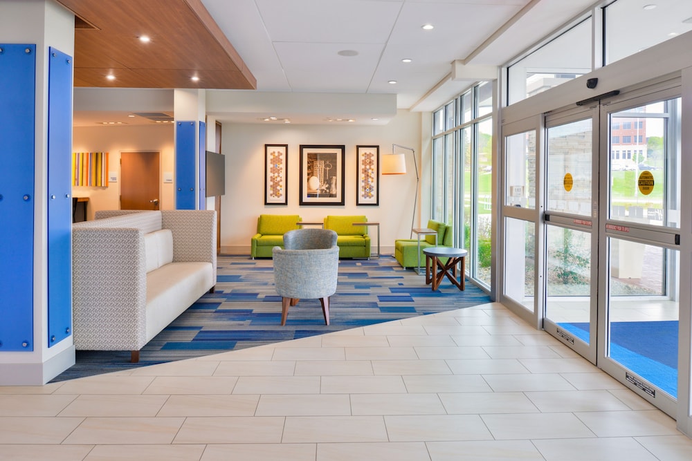 Holiday Inn Express And Suites Madison 13/65