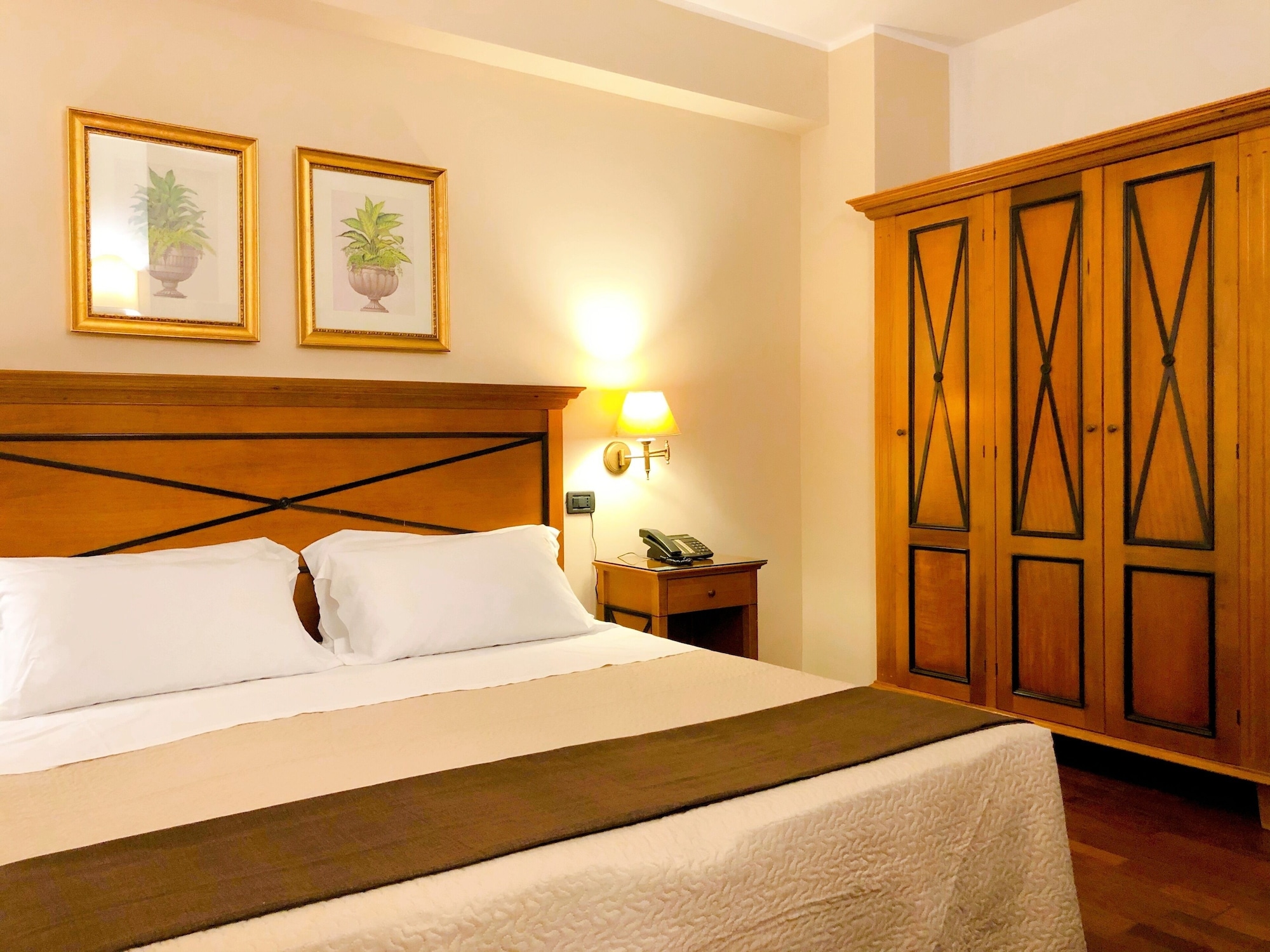ROOM, DOUBLE BED