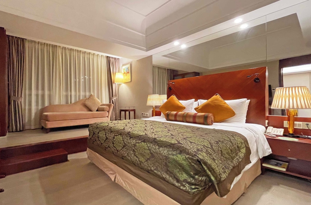 EXECUTIVE, SUITE