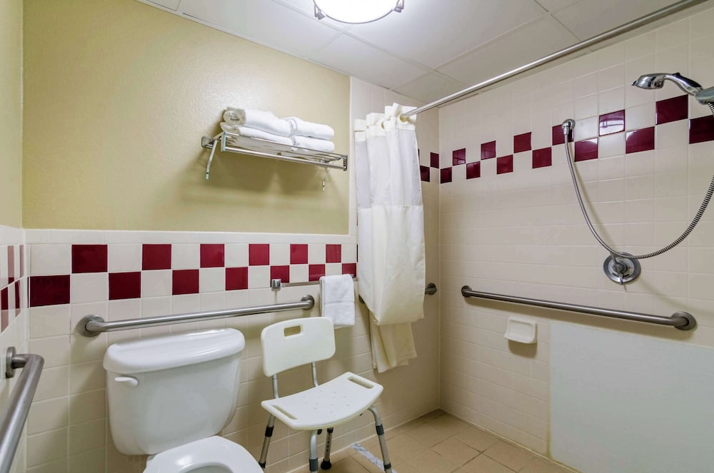 جناح بسرير كينج لذوي الإعاقة، Rodeway Inn Hesston, KS 10/10