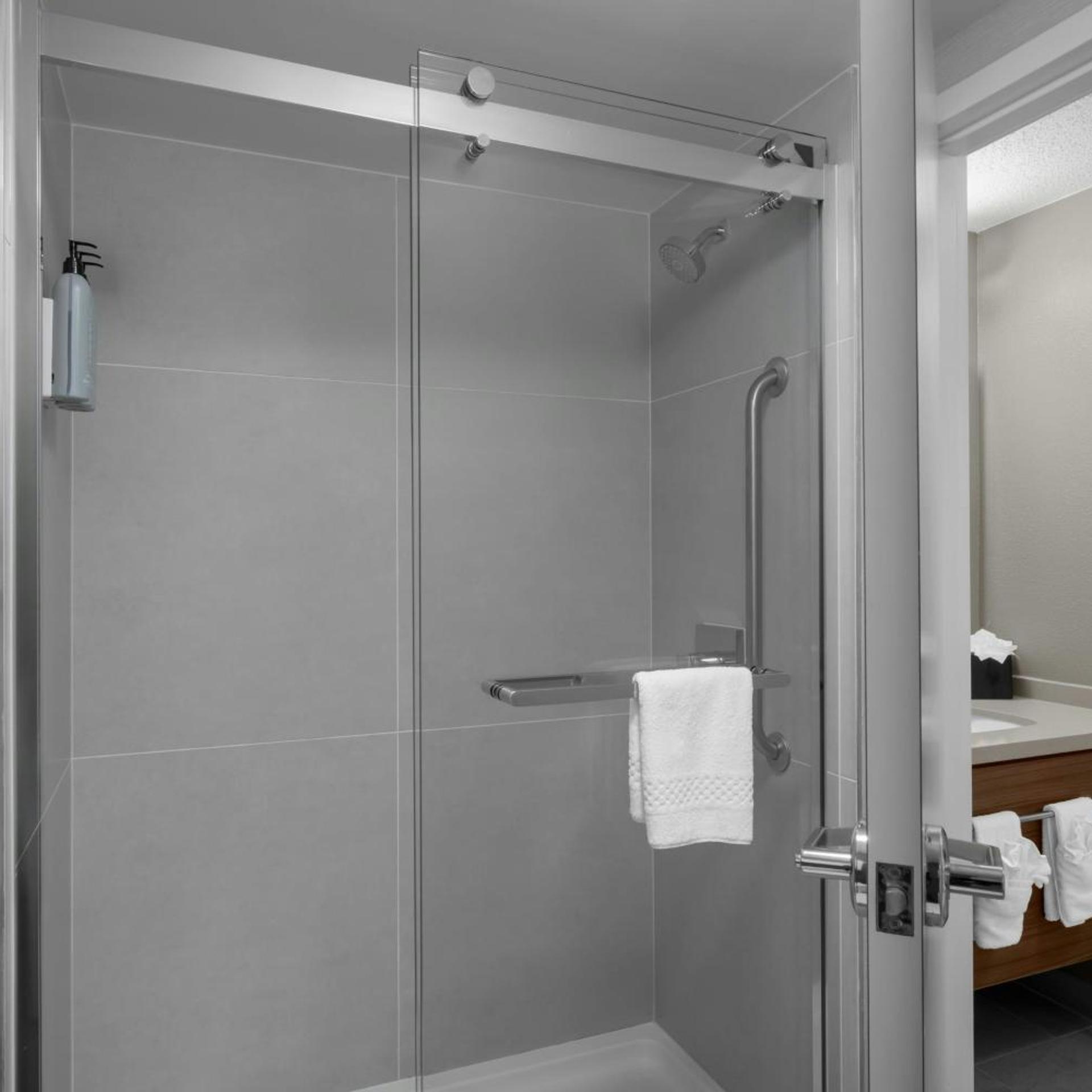 غرفة بسرير كينج مع أريكة بحوض استحمام لذوي الإعاقة، Courtyard by Marriott Charlotte Airport North 7/8