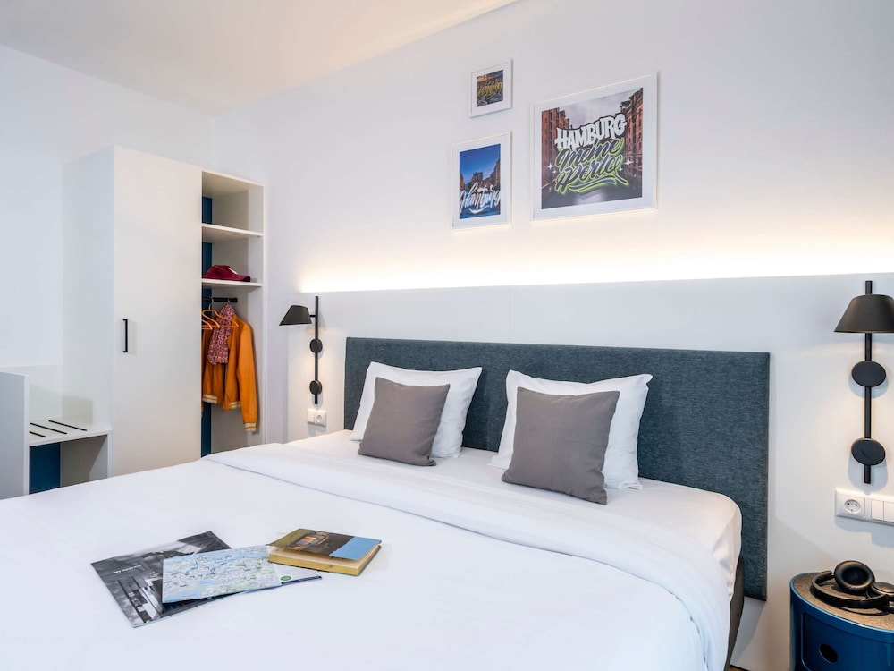 STANDARD, QUEEN BED