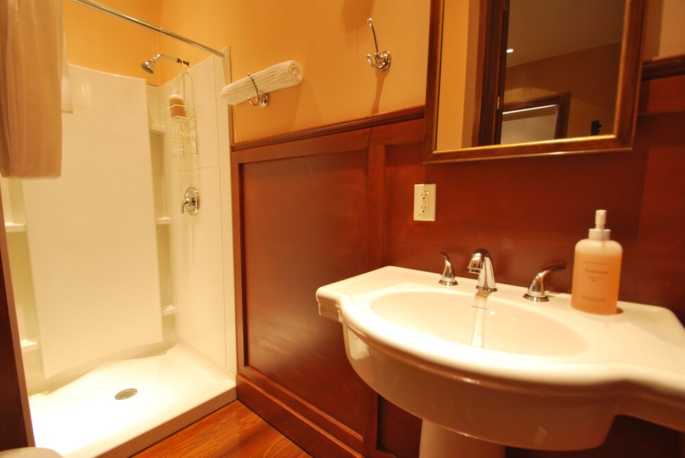Grand Center Inn 33/37