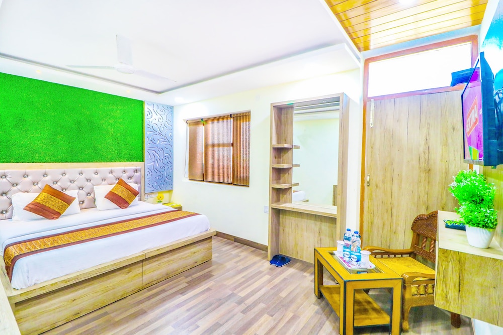 LUXURY, KING BED