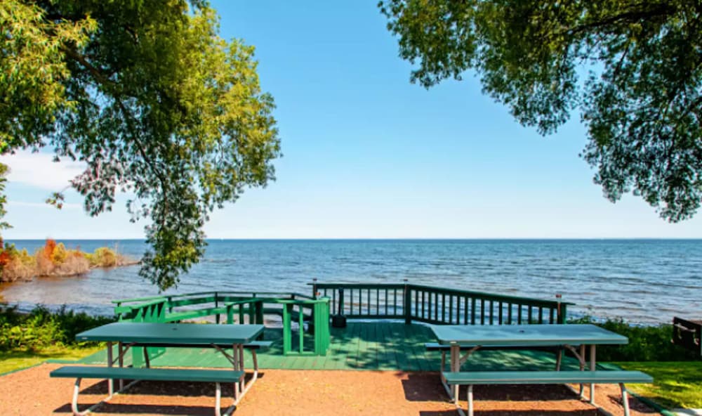 Econo Lodge Menomonie On The Bay MI 15/31