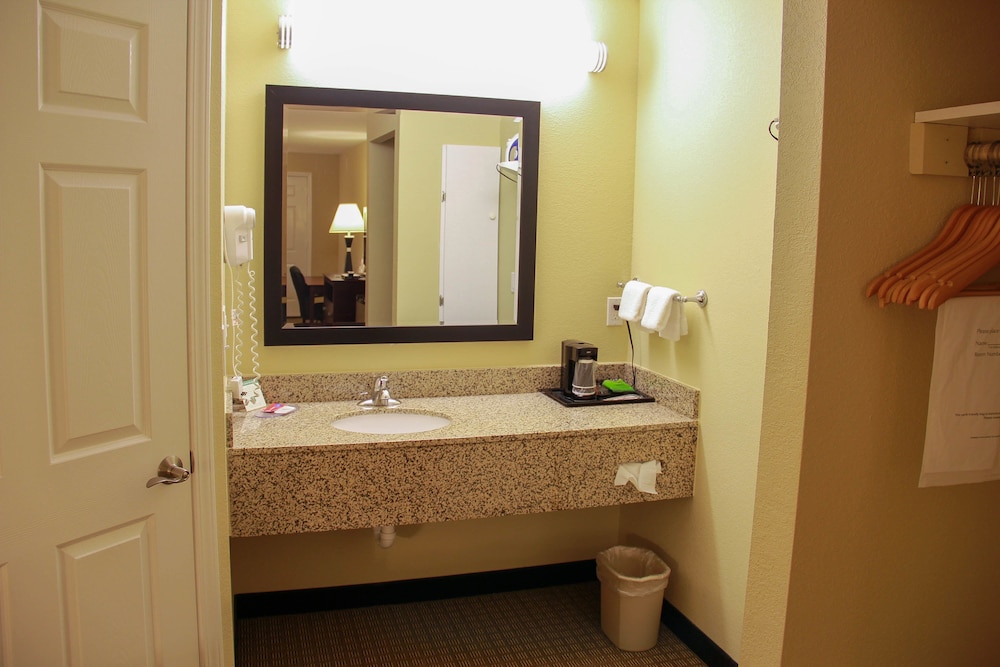 Relax Inn &amp; Suites 75/82