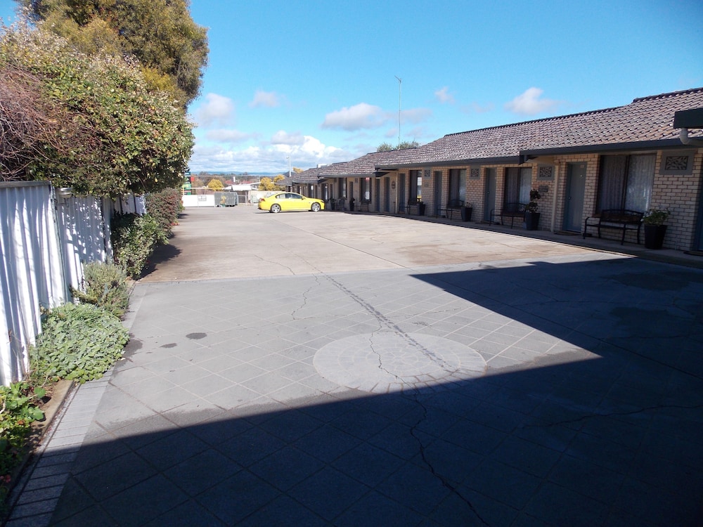 COWRA CREST MOTEL 41/50