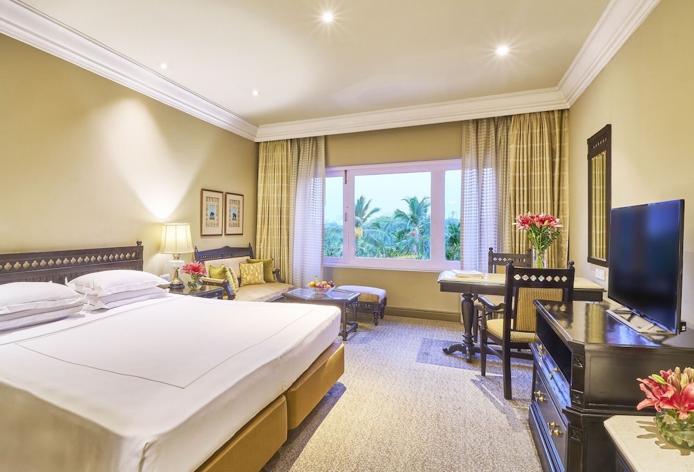 DELUXE, TWIN BEDS, WITH VIEW