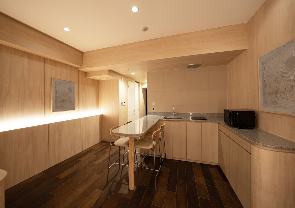 UH Suite Namba Station 35/41