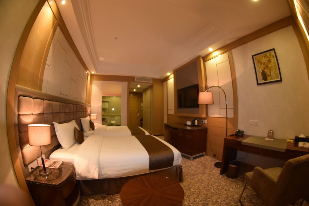 Royal Mountain Hotel 11/50
