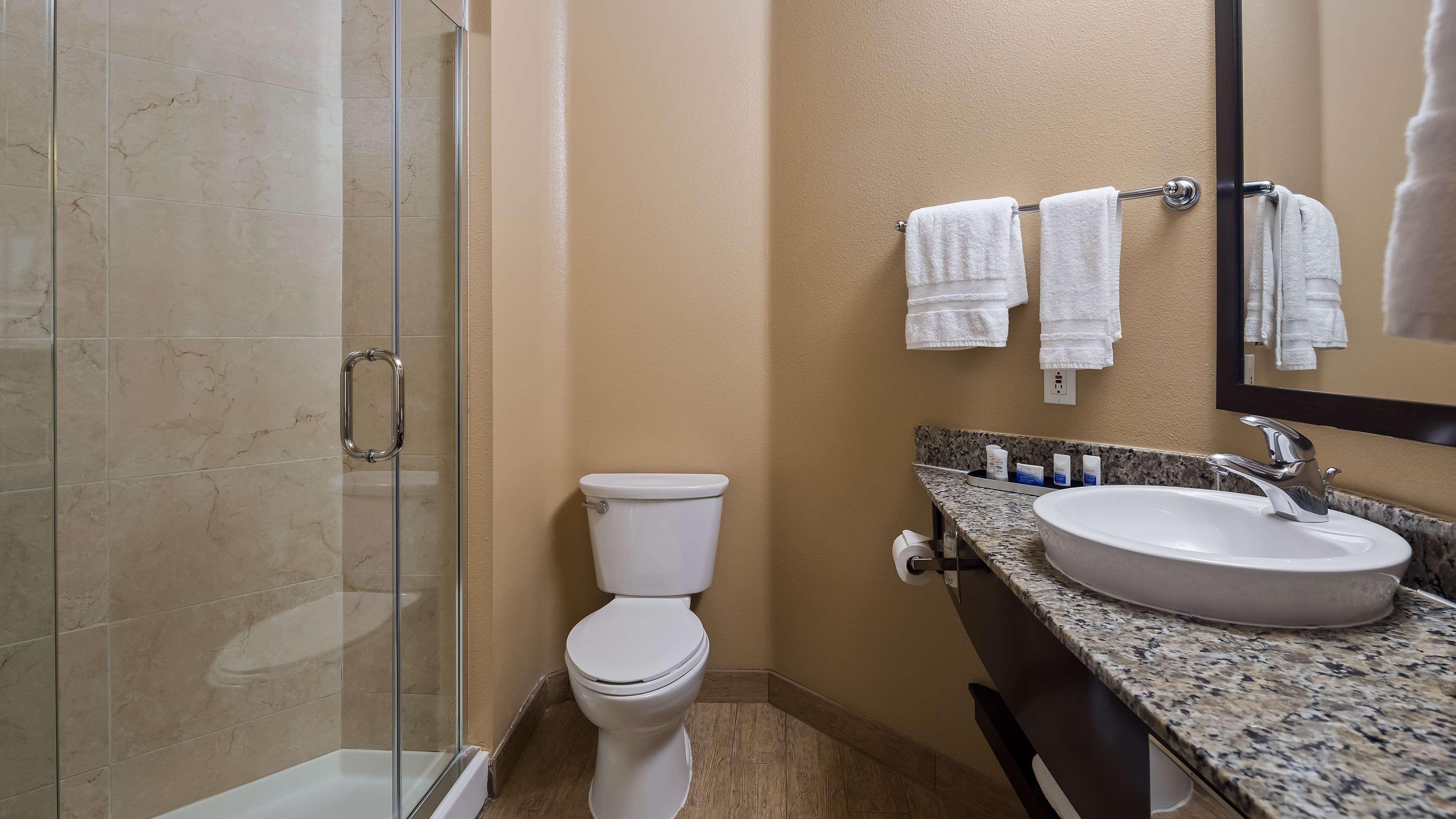 غرفة بسرير كينج بحوض استحمام، Best Western Plus Oceanside Palms 3/3