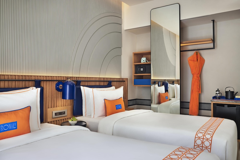 غرفة بسريرين منفصلين بشرفة