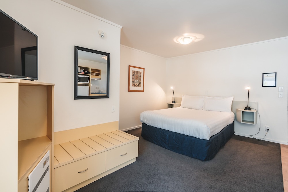 Blue Peaks Lodge and Apartments 10/63