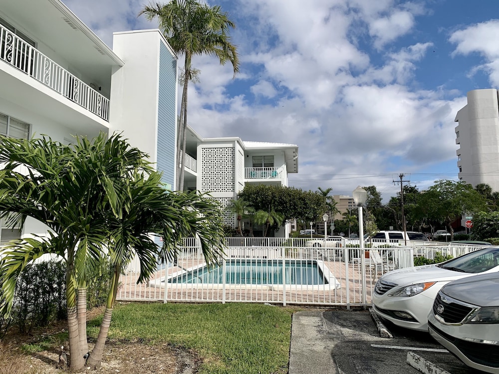 Bayview Regency Apartments By Lowkl 41/50
