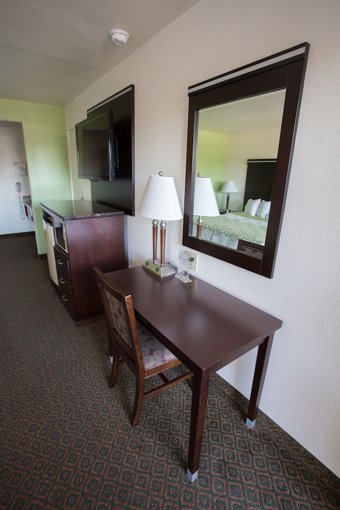 Days Inn by Wyndham Oceanside 31/40