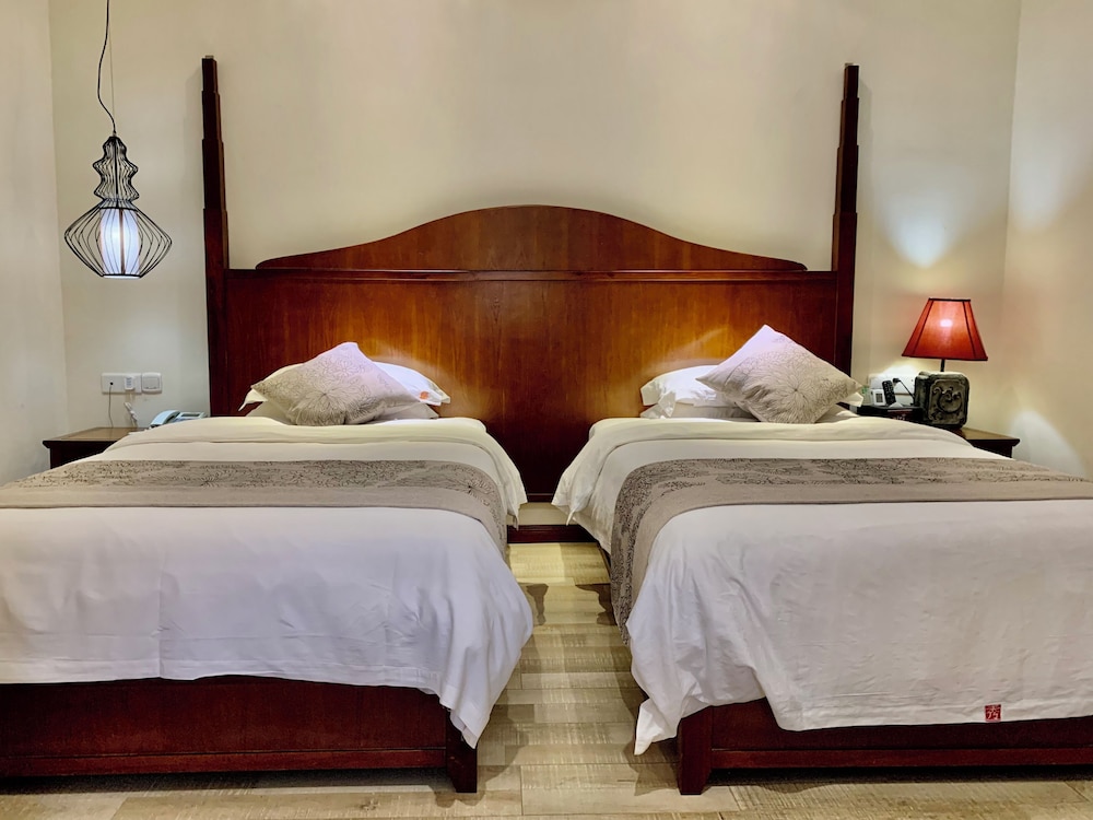 Guilin Crystal Crescent Moon Hotel 38/71