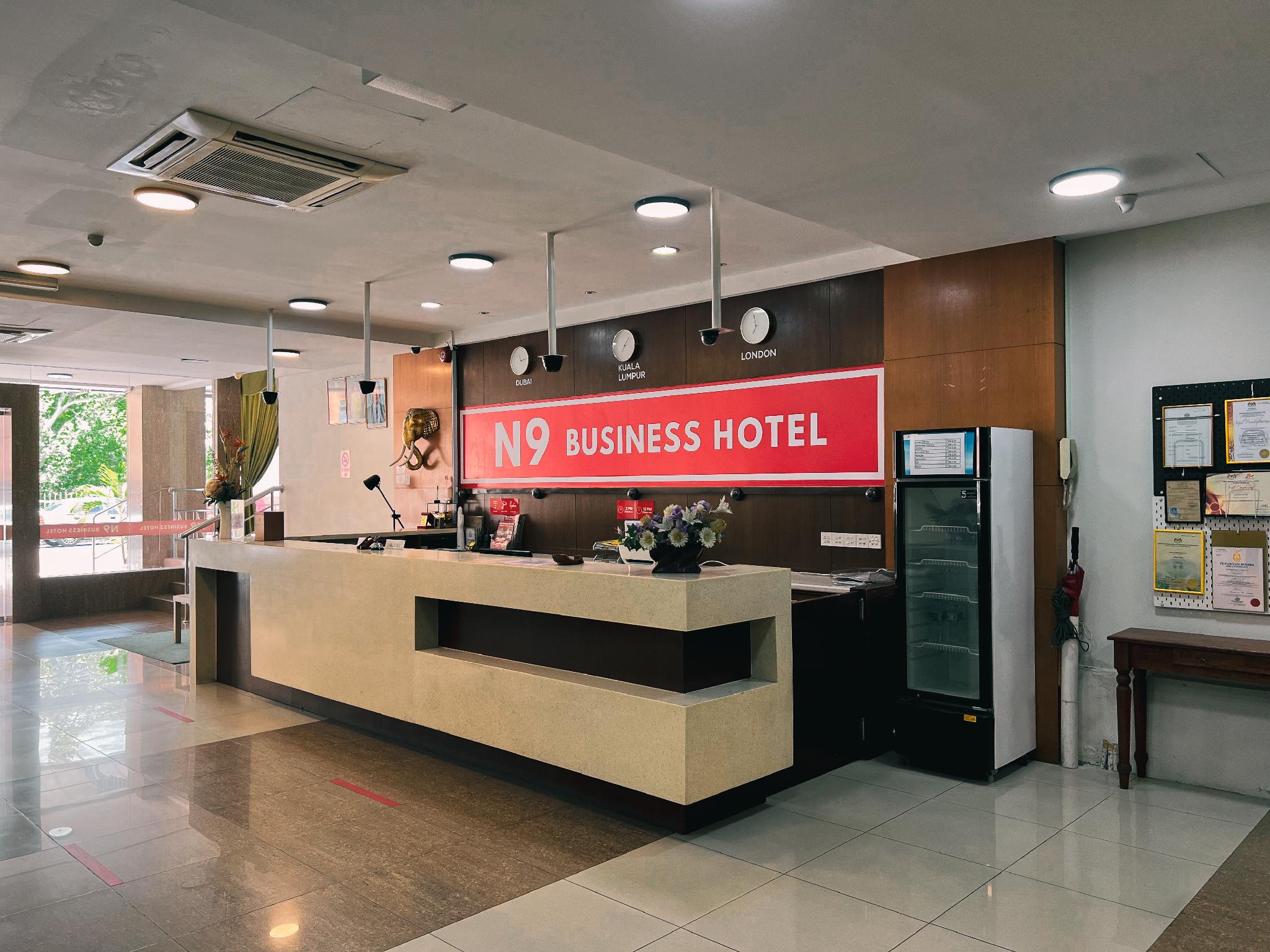 OYO 43955 N9 Business Hotel 6/27