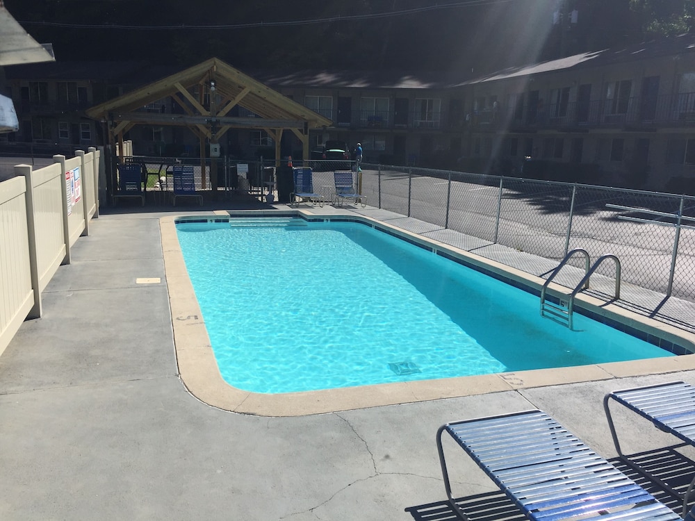 Sidney James Mountain Lodge 25/50