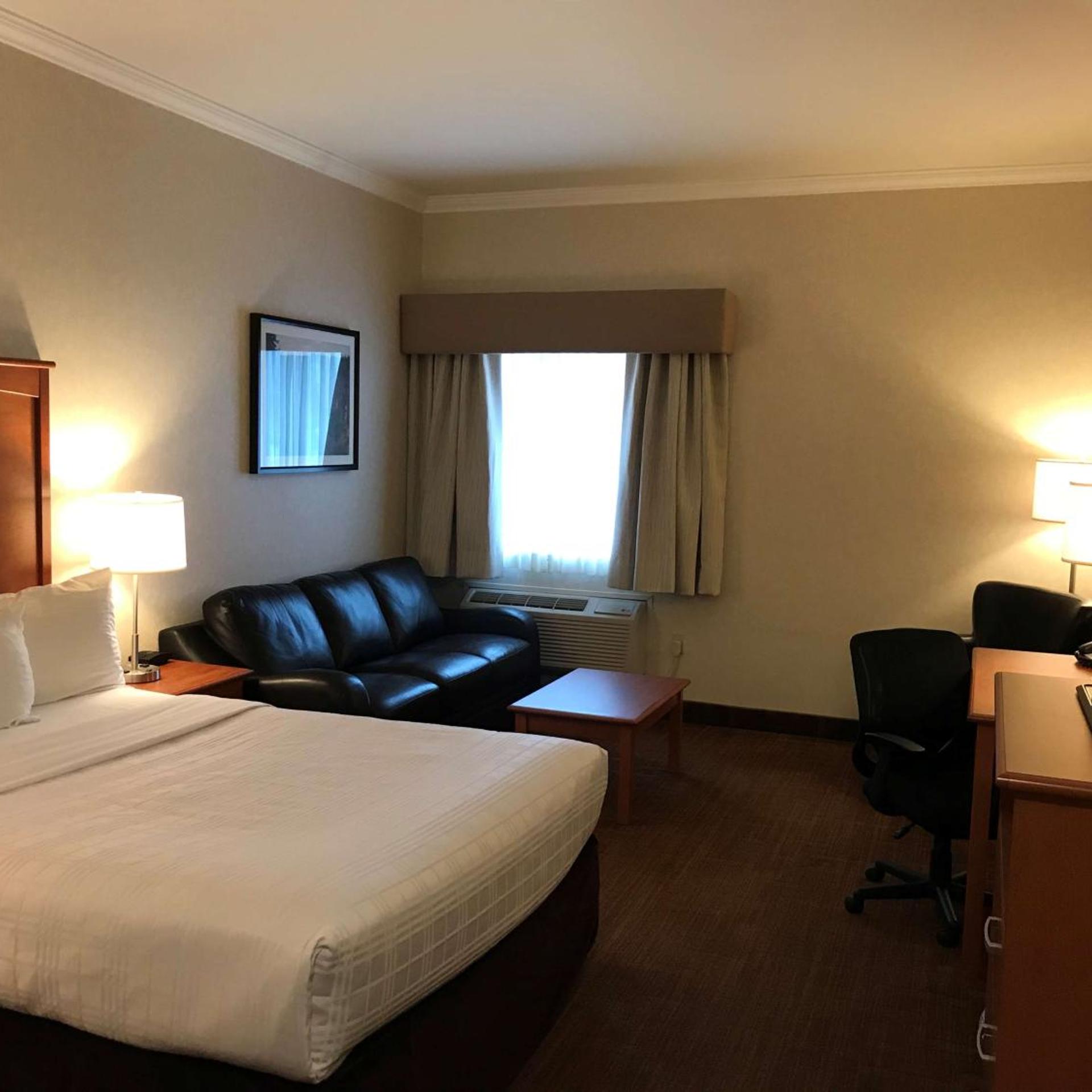 غرفة بسرير كوين مع أريكة، Best Western Thunder Bay Crossroads 2/5