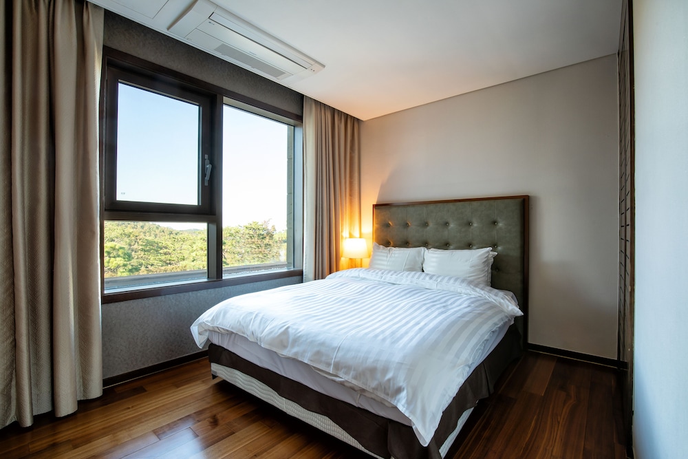 Gold, Sono, Village, Suite, 1 Double and 4 Single Beds, Mountain View, Kitchen