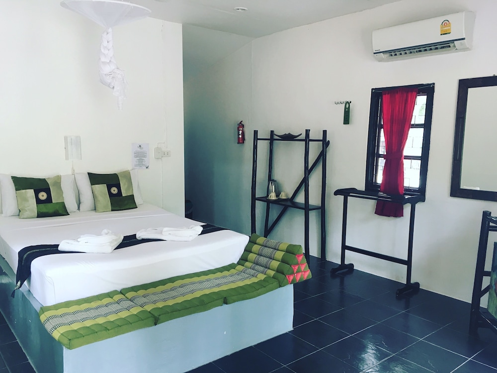 Deluxe, Bungalow, Queen Bed, Papillon Bungalows 2/2