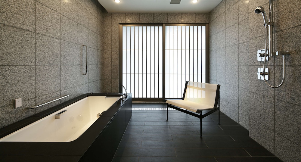 The Capitol Hotel Tokyu 34/74