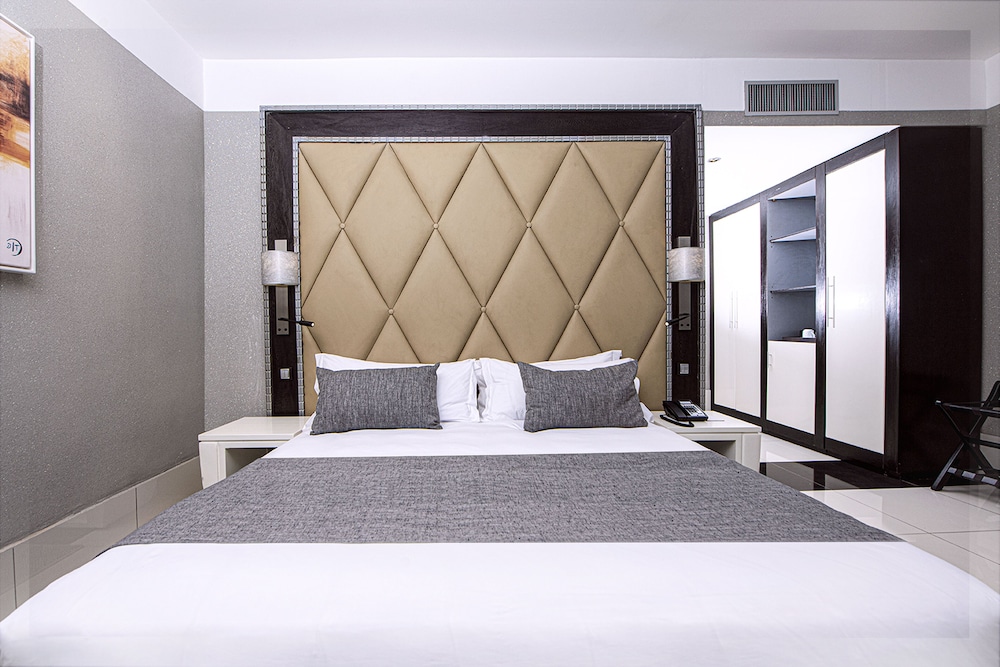 Krystal Palace Douala 16/39