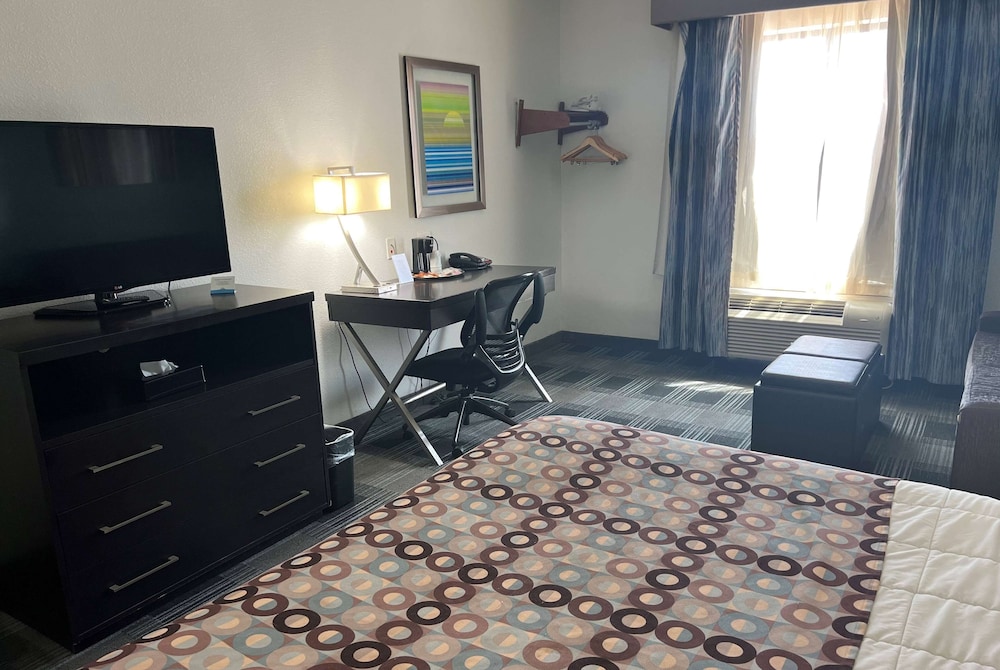 Days Inn by Wyndham Alva 17/24