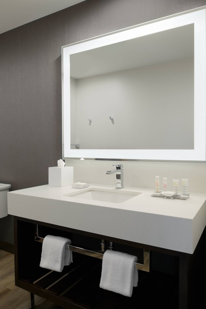 جناح تنفيذي ركني بسرير كينج مع أريكة، Marriott Tacoma Downtown 5/5