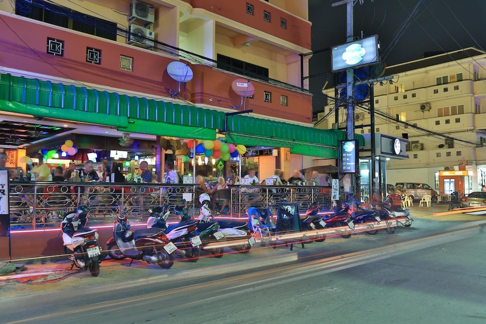 Harrys Hotel Bar & Restaurant 39/45