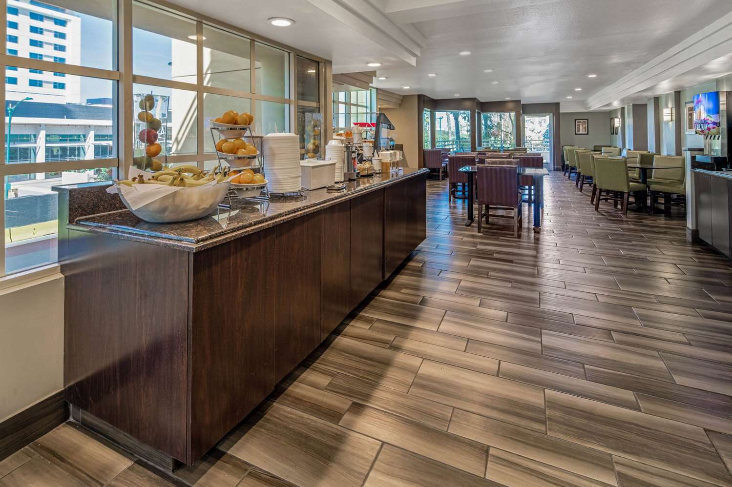 Holiday Inn Express & Suites Anaheim Convention Center Area 9/45