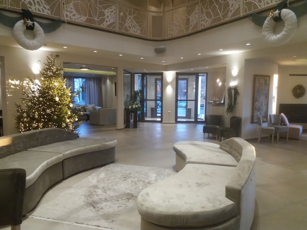 Emerald suites 15/32