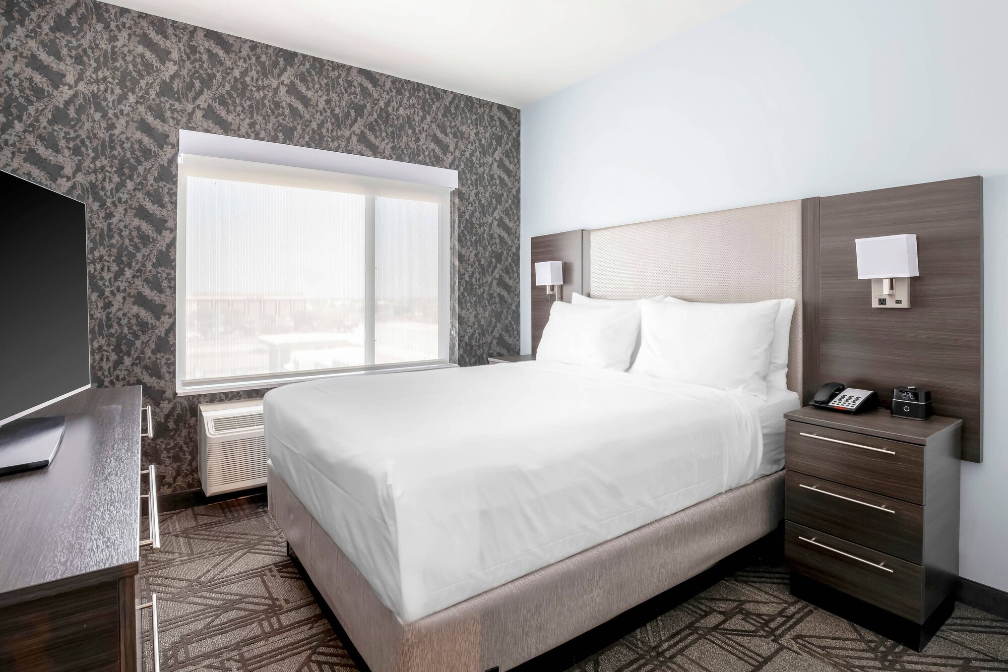 1 BEDROOM, SUITE