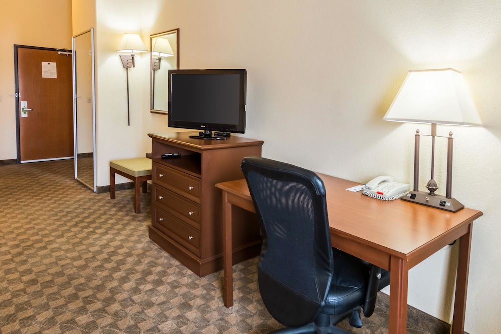 Baymont Inn & Suites by Wyndham Glen Rose 41/46