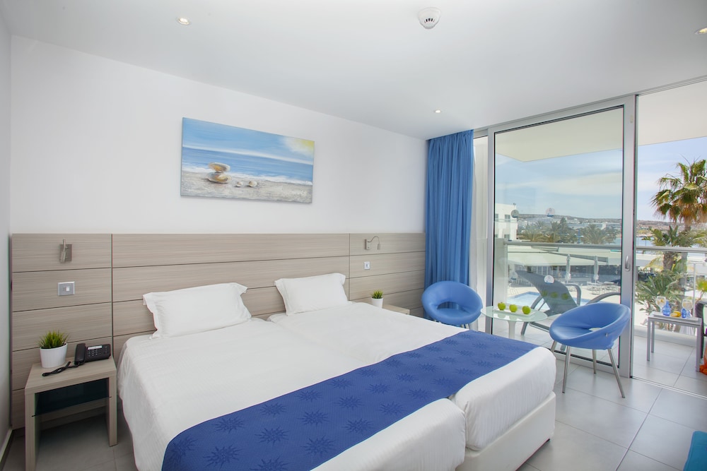 Limanaki Beach Hotel & Suites 14/36