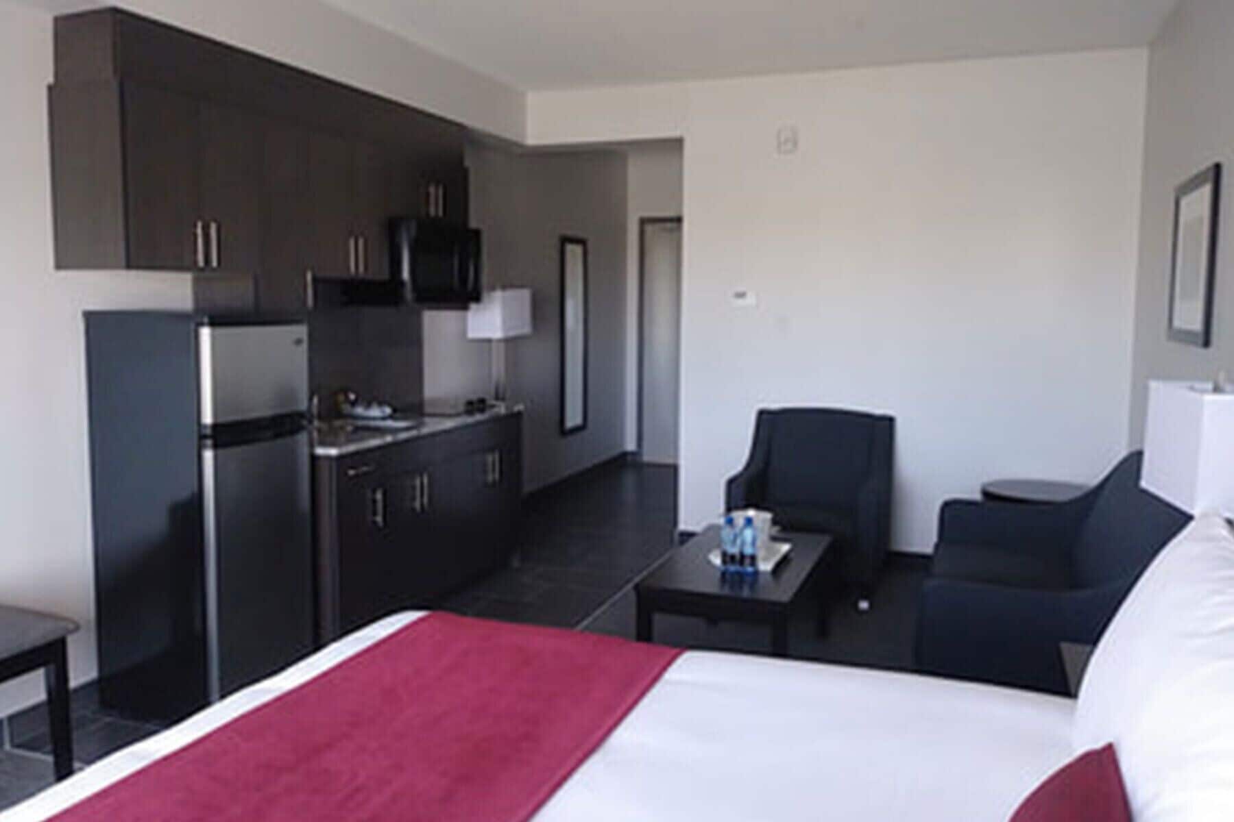 غرفة بسرير كينج مع أريكة، Park Inn By Radisson Edmonton Airport 3/9