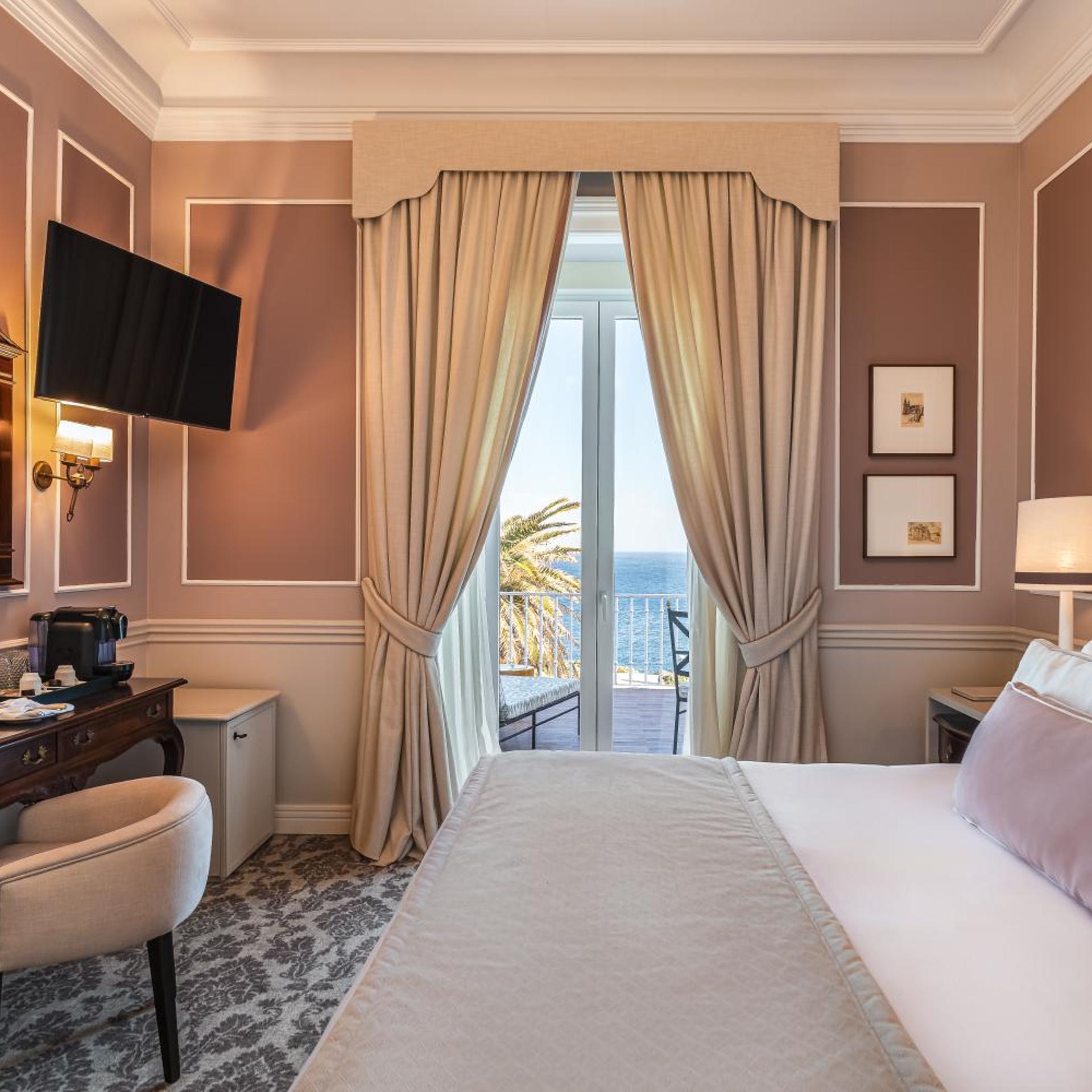 غرفة بريميوم بسرير مزدوج بإطلالة على البحر بشرفة، Hotel Senhora Da Guia 4/10