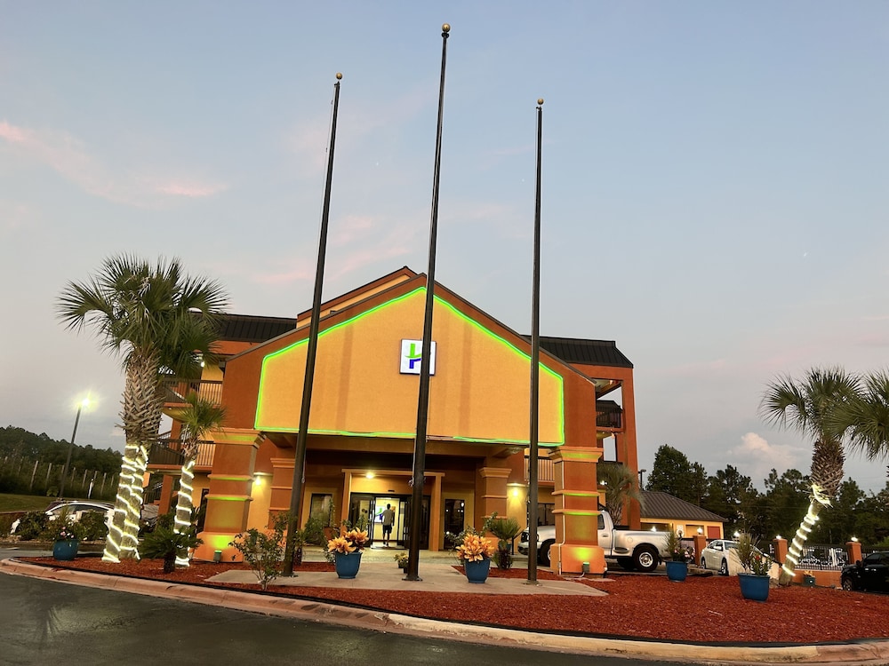 HOME TOWN INN AND SUITES in CRESTVIEW - FL
