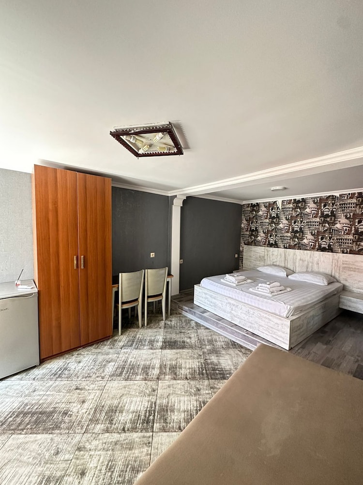 Piano Hotel 6/51