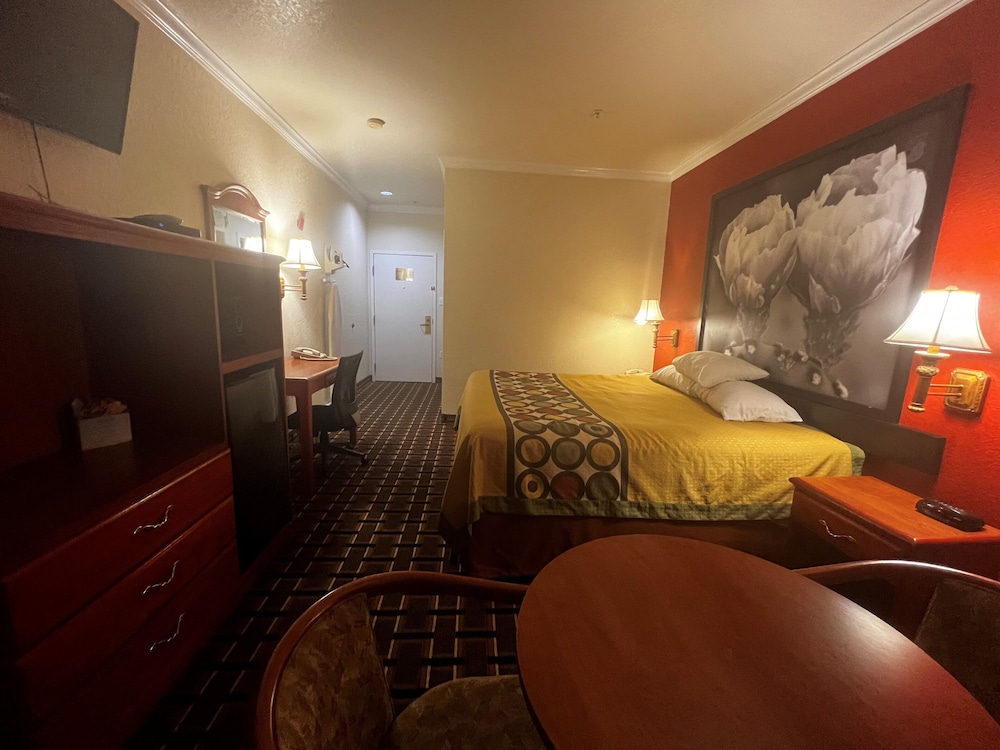 غرفة بسرير كينج لذوي الإعاقة، Super 8 By Wyndham Brookshire Tx 2/7