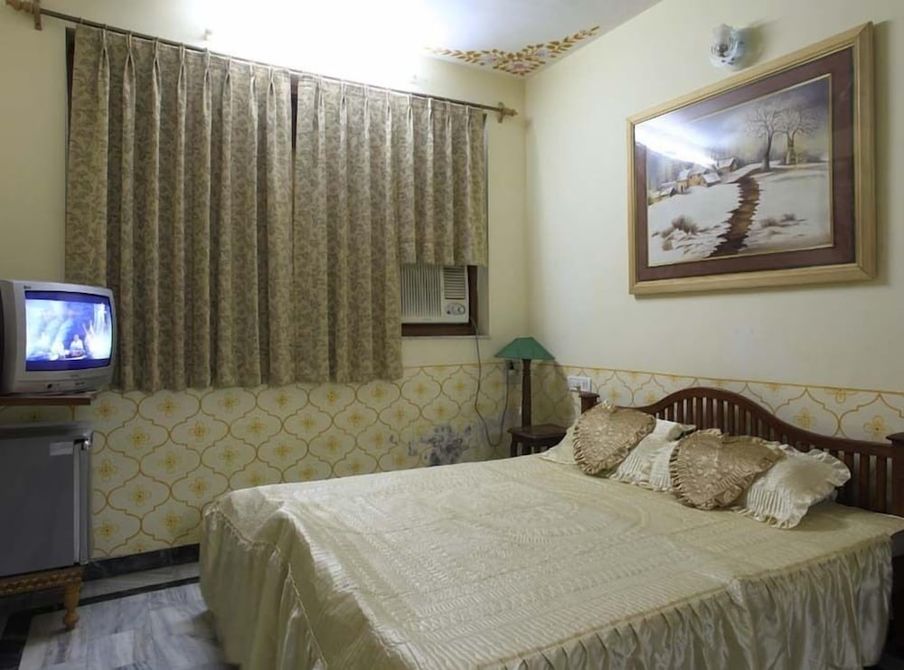 Hotel Teerth Palace 7/24