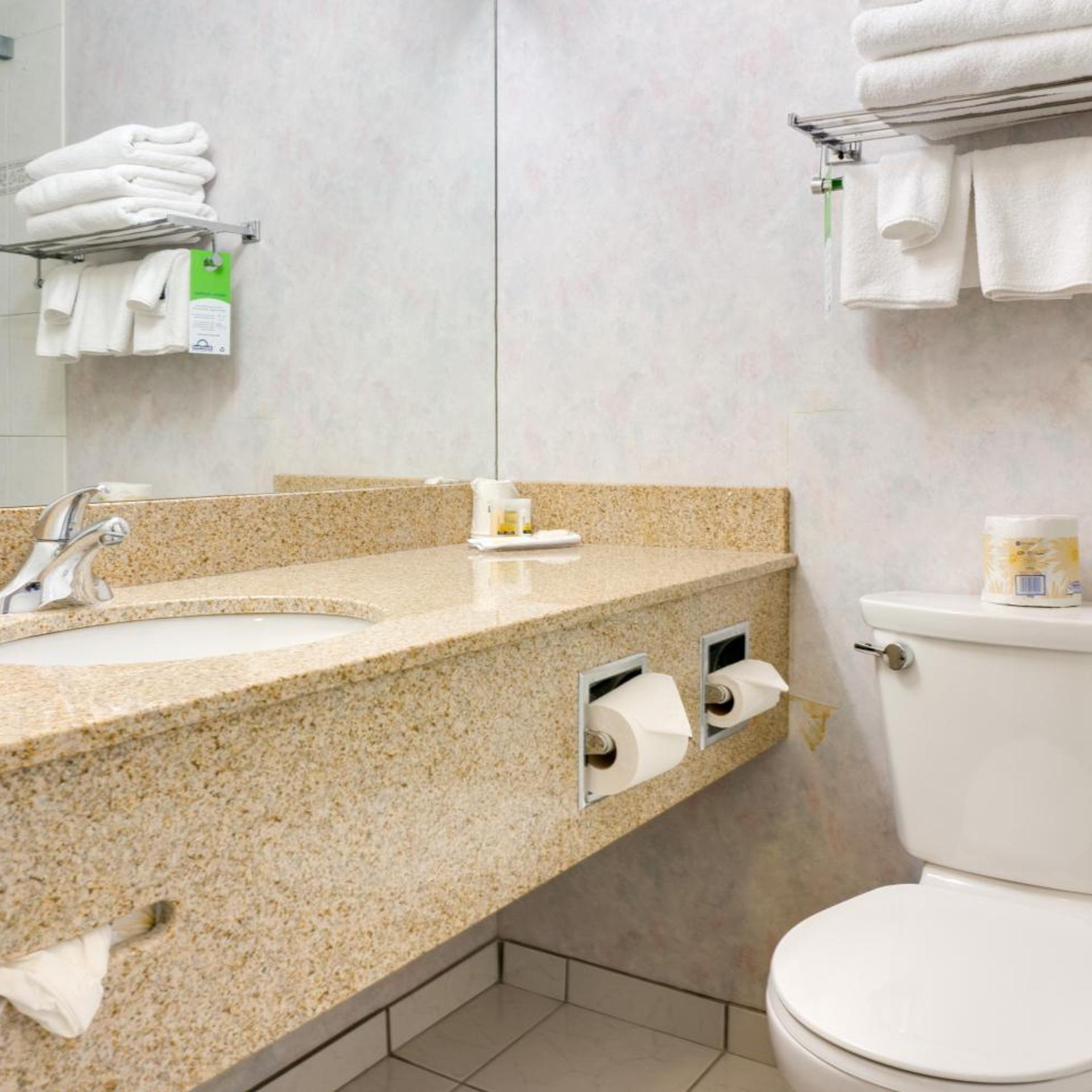 غرفة بسرير كينج وسرير كوين لذوي الإعاقة، Days Inn by Wyndham Calgary South 6/8