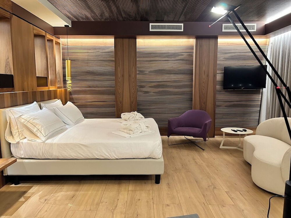 JUNIOR SUITE, DOUBLE BED, PARTIAL LAKE VIEW, HOT TUB
