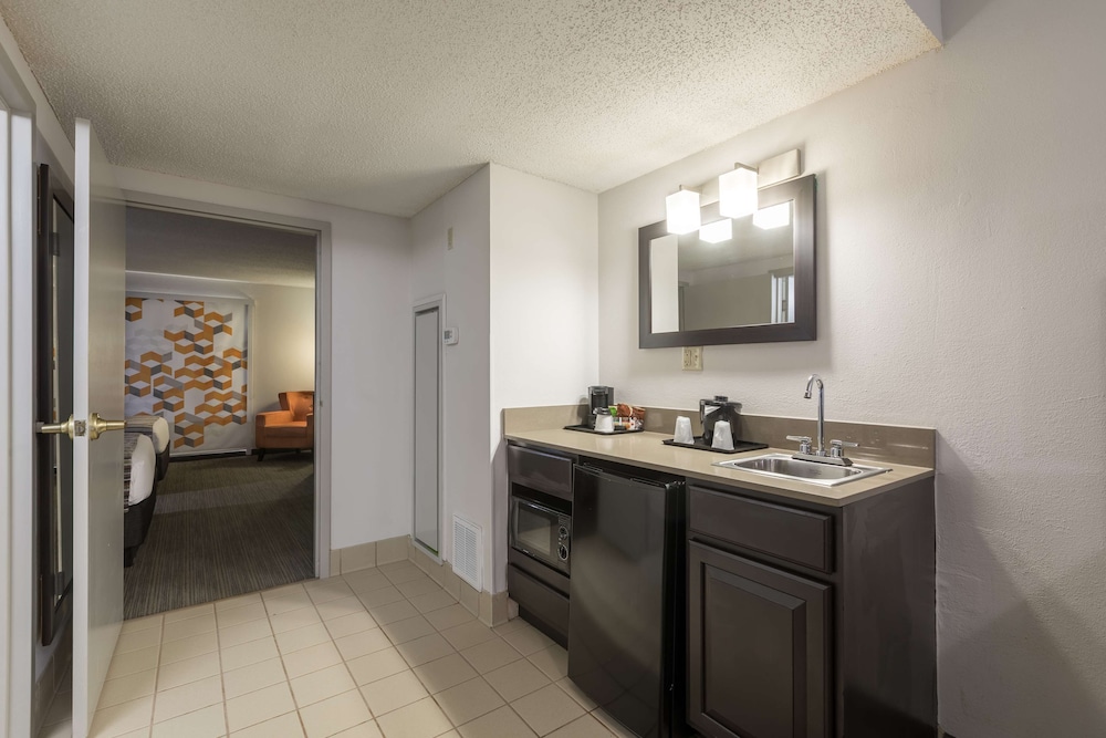 Country Inn & Suites By Radisson Lake Norman Huntersville NC 44/48