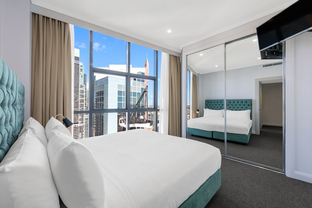 Meriton Suites Pitt Street 24/65