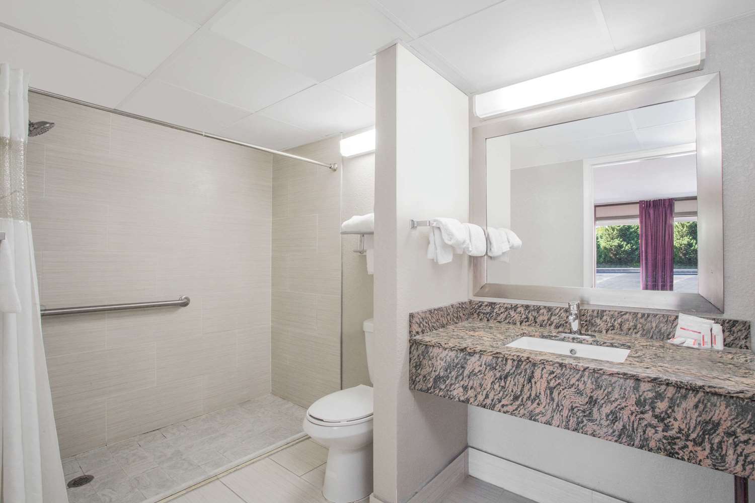 Ramada by Wyndham Edgewood Hotel & Conference Center 19/20