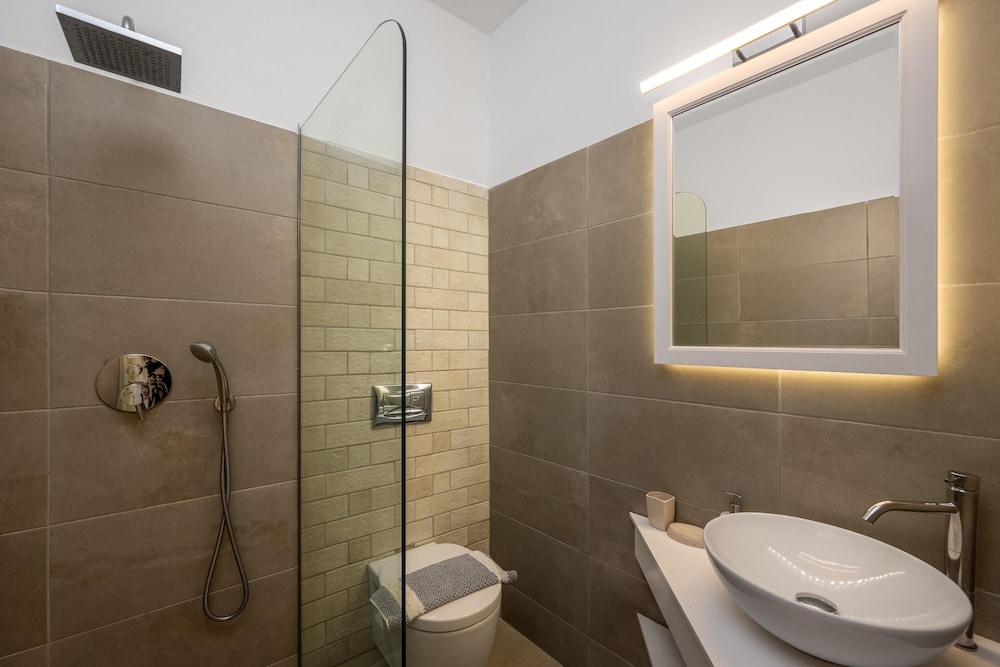 Maravelia Apartments 45/50
