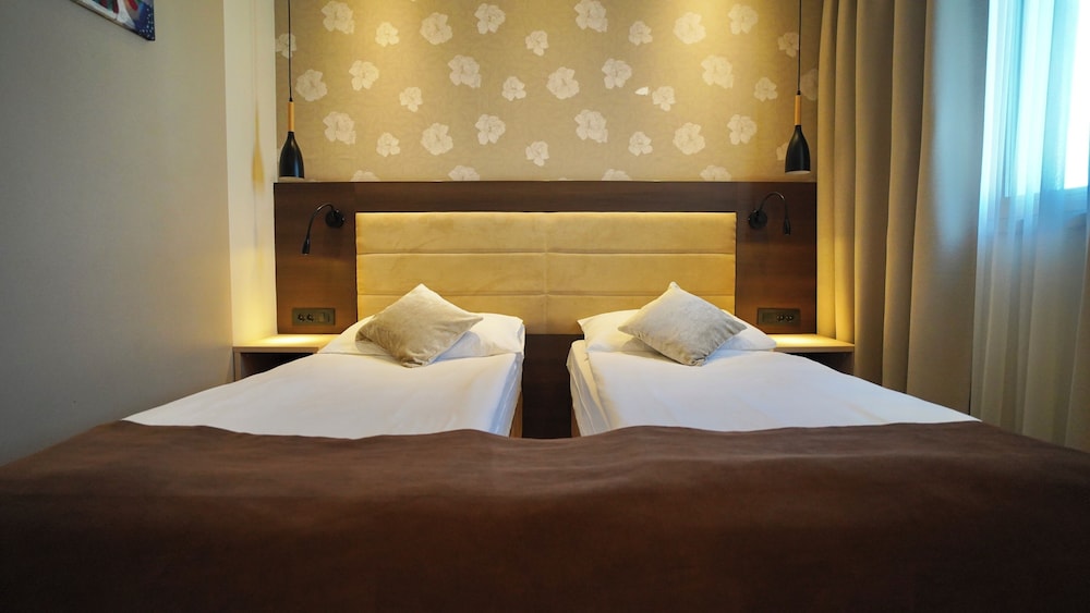 SUPERIOR, DOUBLE OR TWIN BED