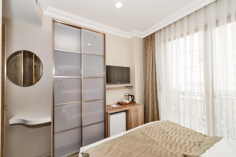 Alphonse Hotel 32/50