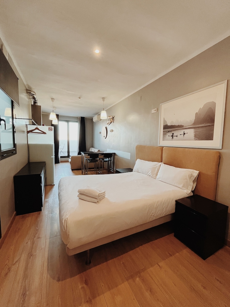 COMFORT, STUDIO